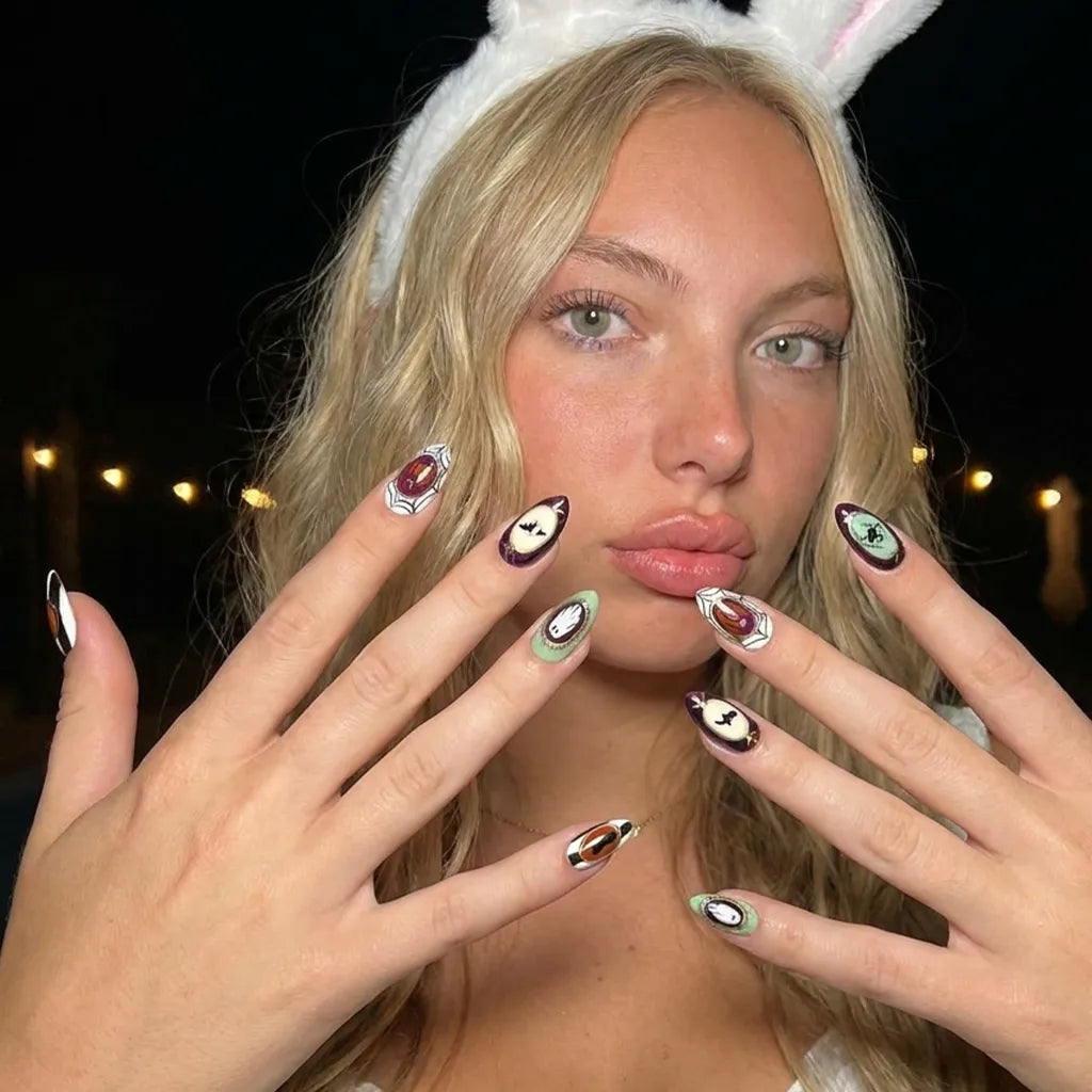 Haunted Cameo | Vintage Gold Portrait Medium Oval Press-On Nails - SE-HA-F006