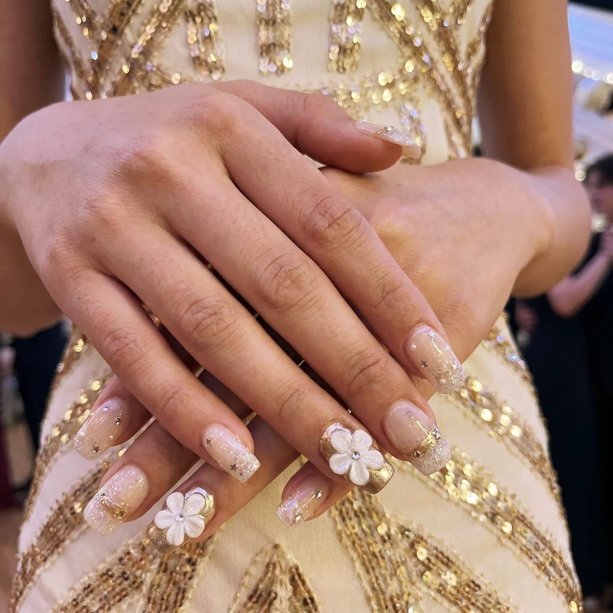 Floral Bliss  Daisy Glow short press-on nails 3D detail shot — square shape | GlossyMuse