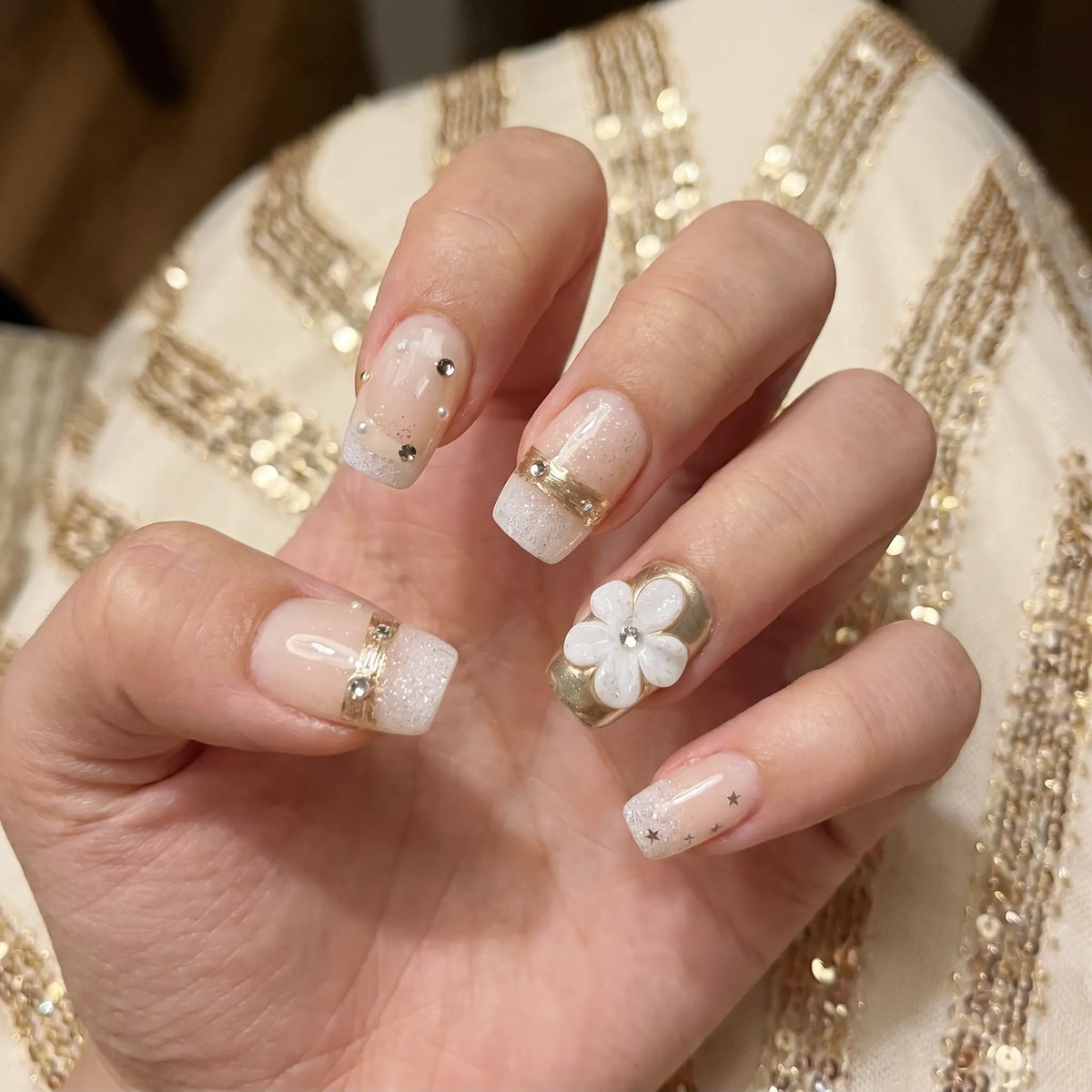 Floral Bliss  Daisy Glow press-on nail kit contents — adhesive tabs, file and cuticle pusher | GlossyMuse